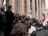 Президент Грузии Эдуард Шеварднадзе в воскресенье утром принял неожиданное решение и в сопровождении нескольких охранников пришел на митинг представителей оппозиции на площади перед зданием парламента страны