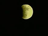 Полное лунное затмение хорошо изучено учеными, поэтому наблюдение за этим астрономическим явлением, максимальная фаза которого пришлась на 4:18 мск, не было предусмотрено в программе восьмой основной экспедиции