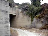Труп бизнесмена был обнаружен под мостом на шоссе Лимасол-Пафос, недалеко от знаменитой скалы Афродиты. На дороге рядом с мостом стоял новый автомобиль Mercedes, принадлежащий погибшему