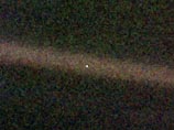 Космический аппарат NASA Voyager-1 достиг границ Солнечной системы и сфотографировал Землю, которая на расстоянии 13 млрд км кажется бледной голубой точкой, едва различимой в космическом пространстве