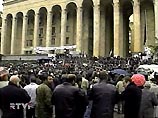 Несмотря на непогоду, холод и проливные дожди в Тбилиси у здания парламента продолжается митинг протеста, организованный сторонниками оппозиции. В настоящее время в митинге участвуют примерно 800 человек