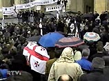 Манифестанты прикрывались зонтами и полиэтиленовой пленкой, разводили костры. Всю ночь они пели народные песни и исполняли национальные грузинские танцы. Популярные грузинские эстрадные певцы дали для них концерт