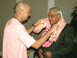 Президент ЦОСКР Б. В. Госвами (слева) вручает премьер-министру Индии  традиционные знаки гостеприимства