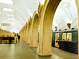 В московском метро на станции "Павелецкая" на рельсы упал бомж