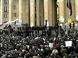 Сторонники оппозиции начали в пятницу вечером митинг в центре Тбилиси, в котором, по сведениям полиции, участвуют 10 тысяч человек