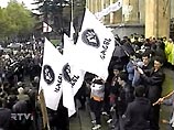 МВД Грузии уже предупредило о возможности попытки штурма здания Госканцелярии, где находится резиденция Эдуарда Шеварднадзе, сторонниками оппозиции