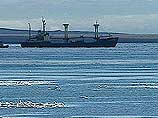 Танкеры с топливом не могут пробиться к причалам порта Магадана из-за того, что лед толщиной в метр сковал бухту Нагаево