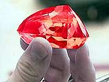 Самый большой в мире розовый бриллиант, который был выставлен для обозрения в салоне Mercury вместе с другими украшениями, купил россиянин за 100 млн долларов