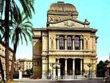 В ряде городов Италии взяты под охрану все синагоги и еврейские кварталы. На фото - синагога в Риме