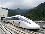 Японский поезд на магнитной подушке MLX01 установил в понедельник новый рекорд скорости. В ходе эксперимента на трассе в префектуре Яманаси, к юго-западу от Токио электричка из трех вагонов разогналась до 560 километров в час