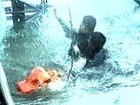 16 человек экипажа с потерпевшего крушение корабля спасены, двое утонули. Они запаниковали и попытались спастись, бросившись в воду