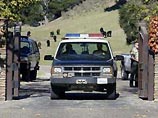 От 60 до 70 сотрудников правоохранительных органов накануне прибыли на ранчо Майкла Джексона Neverland, расположенное недалеко от Санта-Барбары, с обыском. Известно, что поводом к преследованию поп-звезды стало обвинение, выдвинутое 12-летним мальчиком в
