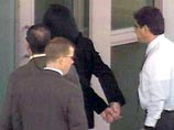 Майкл Джексон в сопровождении полиции проследует в тюрьму Санта-Барбары, где сдаст свои документы и уплатит залог, после чего он сможет вернуться домой