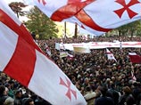 В эти минуты площадь перед зданием Госканцелярии Грузии заполнена сторонниками оппозиции, которые пока не предпринимают никаких агрессивных действий
