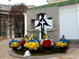 Премьер-министр Украины Виктор Янукович, председатель парламента Владимир Литвин, представители дипкорпуса и церкви возложили сегодня венки к памятнику жертвам голода 1932-1933 годов