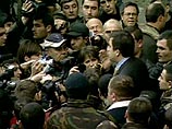 Выступая на митинге перед зданием парламента один из лидеров оппозиции Михаил Саакашвили заявил, что "президенту Шеварднадзе дается один час для того, чтобы он покинул территорию Грузии". Он также обратился к участникам митинга с призывом в течение этого