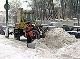 Дорожные службы Москвы пока не справляются с последствиями сильного снегопада, который обрушился на столицу минувшей ночью
