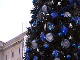 На улицах Москвы началась установка новогодних елок На улицах Москвы началась установка новогодних елок