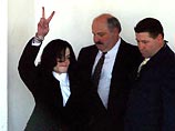 Грязные детали предъявленных обвинений Майклу Джексону в педофилии стали известны Daily Mirror. В частности, как оказалось, он пытался откупиться от родителей больного раком 12-летнего Гэвина Арвизо, по заявлению которого началось расследование