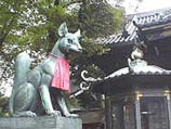 Обрядовый 'Танец лисы' посвящен божеству плодородия Инари, символом которого является лиса. Он исполнялся в Осиои-дзиндзя каждую осень с 863 года, когда был построен этот храм