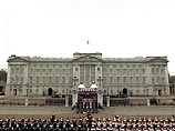 Королева Елизавета II после личного осмотра парка Букингемского дворца была возмущена уроном, который нанесли зеленым насаждениям американский президент и его сопровождающие