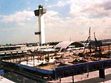 Власти Нью-Йорка объявили во вторник об аресте 25 работников наземных служб нью-йоркского международного аэропорта имени Джона Кеннеди, причастных к контрабанде наркотиков