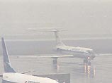 Московские аэропорты из-за сильного тумана работают в среду в очень ограниченном режиме. Видимость в районе "Внуково" и "Домодедово" составляет 100-200 метров, в районе "Шереметьево" не превышает 300 метров