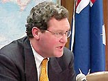 Министр иностранных дел Австралии Александер Даунер заявил в четверг, что новые паспорта оснащены набором отличительных знаков, которые полностью исключают возможность подделки