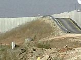 Разделительная стена, состоящая из железобетонных заборов, проволочных заграждений, рвов и других искусственных препятствий, по замыслу израильтян, должна протянуться на расстояние 600 км