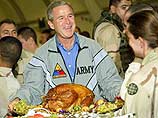 Однако, как сообщила в четверг газета The Washington Post, сотрудники администрации на условиях анонимности подтвердили, что "Буш держал в руках не съедобное блюдо, а украшение"