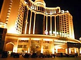 Массовая оргия, в которой, как пишет китайская пресса, участвовало 380 японских туристов и около 500 китайских проституток, проходила с 16 по 18 сентября этого года в гостинице Zhuhai International Convention Center Hotel