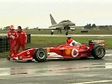 Военному истребителю с трудом удалось обогнать Ferrari Военному истребителю с трудом удалось обогнать Ferrari