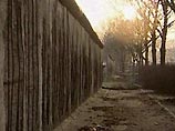 Он, действительно, только что купил участок земли с куском Истории. И он, вероятно, счастлив. Фрагмент Берлинской стены с 647 квадратными метрами земли в самом центре города ушел вчера с молотка за 174 тысячи евро Он, действительно, только что купил участок земли с куском Истории. И он, вероятно, счастлив. Фрагмент Берлинской стены с 647 квадратными метрами земли в самом центре города ушел вчера с молотка за 174 тысячи евро