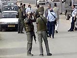 Прибывшие на улицу Пинкас саперы установили, что найденный сверток содержит взрывное устройство. Бомба была вывезена на пустырь вблизи одного из городских пляжей Прибывшие на улицу Пинкас саперы установили, что найденный сверток содержит взрывное устройство. Бомба была вывезена на пустырь вблизи одного из городских пляжей