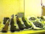 По данным УВД Сахалинской области, в ночь на воскресенье похитители взломали оружейную комнату в мотострелковом полку и вынесли семь автоматов АКС, а также шесть магазинов к ним бeз патронов