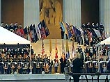 Инаугурационные торжества начались сегодня праздничным действом у мемориала одного из основателей американского государства президента Линкольна. Устроители торжества старались показать, в чем сила Америки