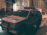 Выстрел прогремел на посту N 1 в нескольких метрах от главного входа. В это время здесь находился старший сержант отряда вневедомственной охраны Андрей Дьяченко Выстрел прогремел на посту N 1 в нескольких метрах от главного входа. В это время здесь находился старший сержант отряда вневедомственной охраны Андрей Дьяченко