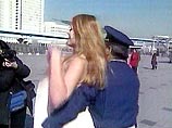 Активистки фонда "Народ за этичное обращение с животными" устроили среди бела дня настоящий стриптиз в токийском аэропорту. Активистки фонда "Народ за этичное обращение с животными" устроили среди бела дня настоящий стриптиз в токийском аэропорту.