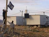 Демонтаж незаконных поселенческих форпостов возобновился в понедельник после того, как министр обороны Израиля Шауль Мофаз заявил о планируемом выводе до конца года 5 незаконных поселений, расположенных на Западном берегу Иордана.