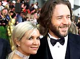 Рассел Кроу познакомился со своей будущей супругой Дэниэл Сенсер на съемках фильма "The Crossing" ("Перекресток") в 1990 году. В апреле 2003 года на вилле Кроу на побережье Австралии состоялась их свадьба