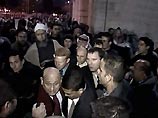 В понедельник вечером при посещении мечети Аль-Акса на Храмовой горе в Иерусалиме они напали на главу египетского внешнеполитического ведомства, осуждая его за встречу с израильскими лидерами