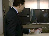 С 5 января 2004 года обладатели американских виз при въезде в США должны будут для подтверждения своей личности сдавать отпечатки пальцев и фотографироваться. Эта мера начнет действовать в 115 аэропортах страны С 5 января 2004 года обладатели американских виз при въезде в США должны будут для подтверждения своей личности сдавать отпечатки пальцев и фотографироваться. Эта мера начнет действовать в 115 аэропортах страны