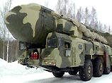 На Западе эти ракеты называют SS-27. Первые 10 "Тополей-М" появились в декабре 1998 года, еще два ракетных комплекса заступили на боевое дежурство в последующие два года. Комплекс в Татищево - четвертый по счету