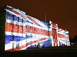 На Рождество Букингемский дворец, официальная лондонская резиденция английской королевы, впервые в истории станет похож на огромный подарок в обертке из национального флага, перевязанный красочными лентами