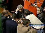 На Украине оппозиционеры забаррикадировались в зале заседаний парламента