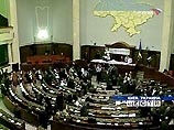 Верховная Рада Украины в среду 276 голосами предварительно одобрила законопроект по внесению изменений в Конституцию, разработанный парламентским большинством и администрацией президента, несмотря на все попытки оппозиции помешать этому