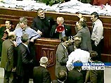Одобренный во вторник законопроект о внесении изменений в Конституцию определяет, что в 2004 году граждане Украины изберут президента страны сроком на два года, затем, начиная с 2006 года, главу государства будет выбирать парламент