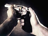 В квартире Мерфи стал хвастаться перед девушками своим револьвером 38-го калибра и пистолетом 22-го калибра. После чего начал дразнить и задирать Дженкинс, предлагая сыграть с ним в 'русскую рулетку' В квартире Мерфи стал хвастаться перед девушками своим револьвером 38-го калибра и пистолетом 22-го калибра. После чего начал дразнить и задирать Дженкинс, предлагая сыграть с ним в 'русскую рулетку'