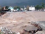 По меньшей мере четыре человека погибли и еще несколько пропали без вести в результате сильного наводнения в провинции Анталия - одной из главных курортных зон Турции