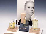 Элис Хантер влюбилась в продукцию Chanel сразу же после того, как в возрасте 17 лет купила свой первый флакон Chanel Allure. Поэтому ей не сложно было выбрать имя для своего первого ребенка. Сейчас Шанель Моне Хантер всего два года